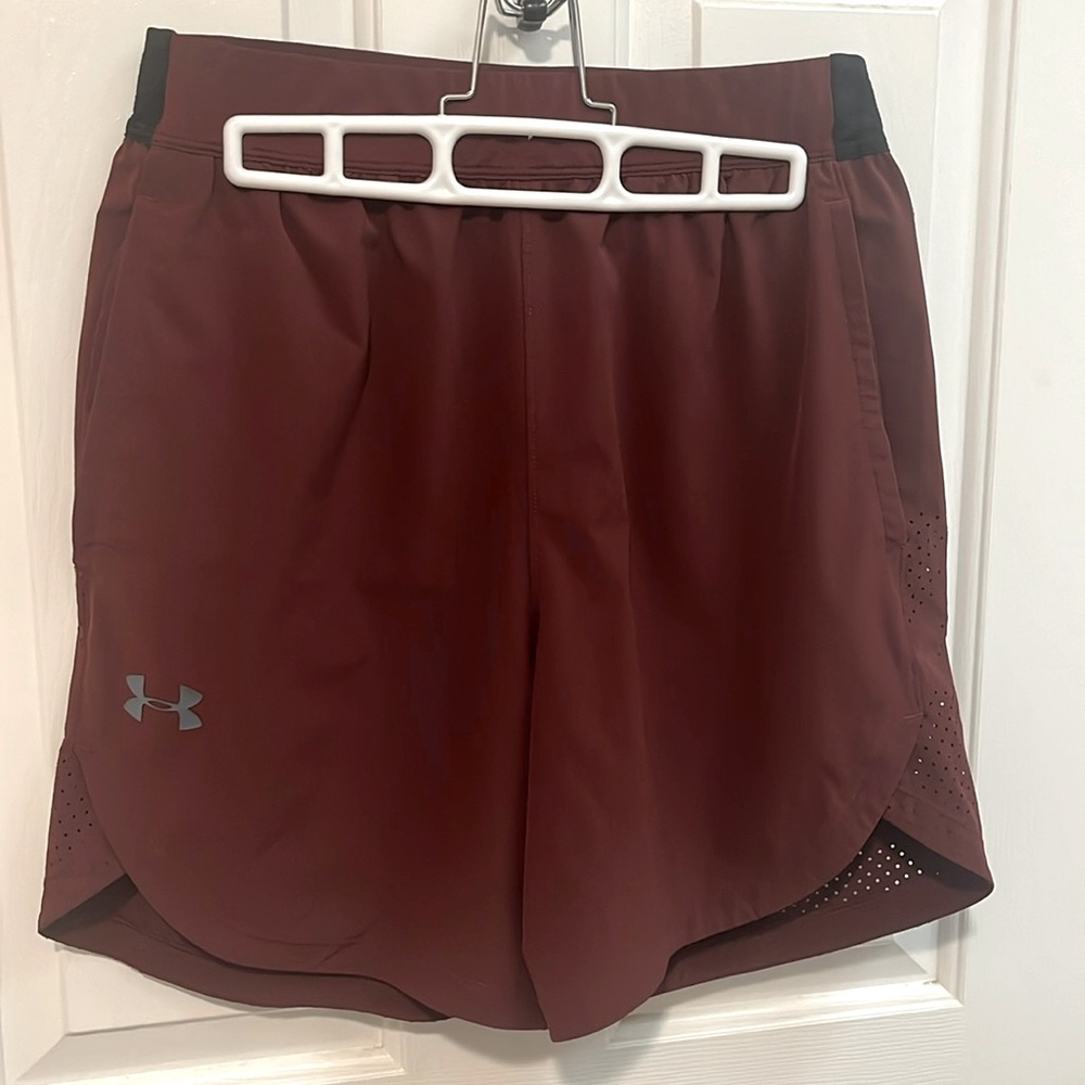 Men’s Under Armour Maroon Fitted Shorts size Medium